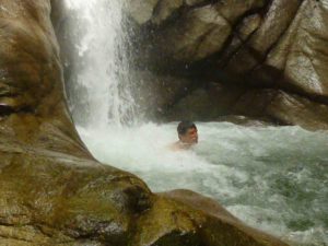 Ein Bad am Wasserfall
